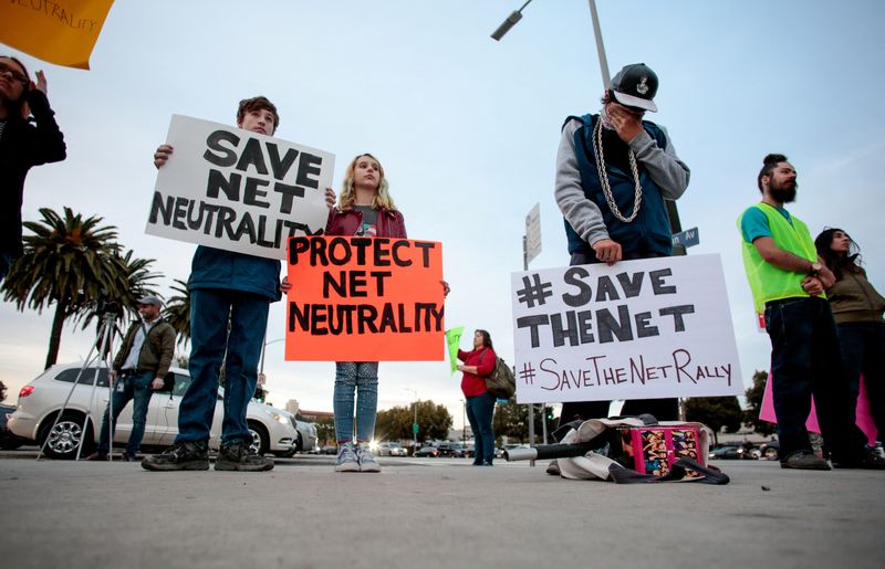 © Reuters. FILE PHOTO: Supporters of Net Neutrality protest the FCC's decision to repeal the program in Los Angeles, California, November 28, 2017. REUTERS/ Kyle Grillot/File Photo