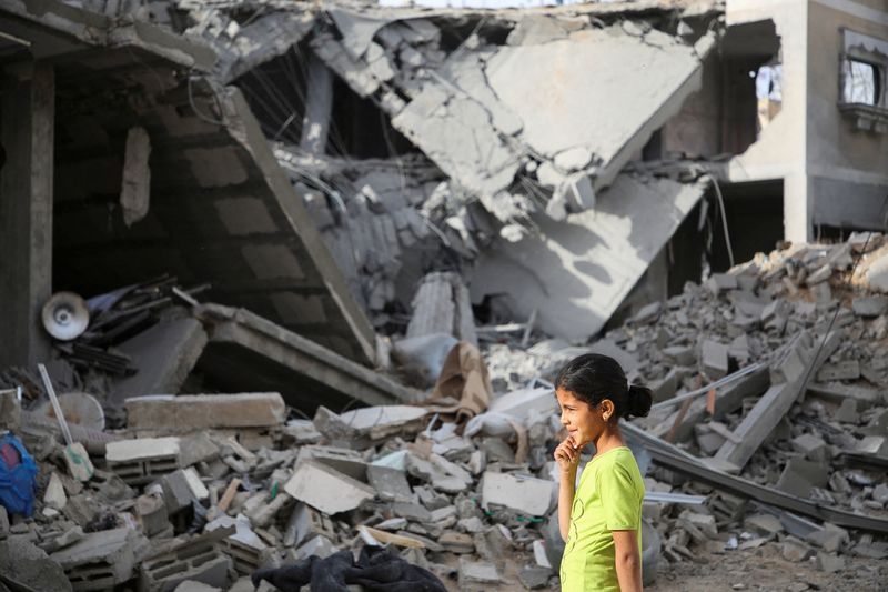 &copy; Reuters. طفلة فلسطينية تقف بجوار منزل تدمر جراء قصف إسرائيلي في رفح بجنوب قطاع غزة يوم 25 أبريل نيسان 2024. تصوير: حاتم خالد - رويترز.