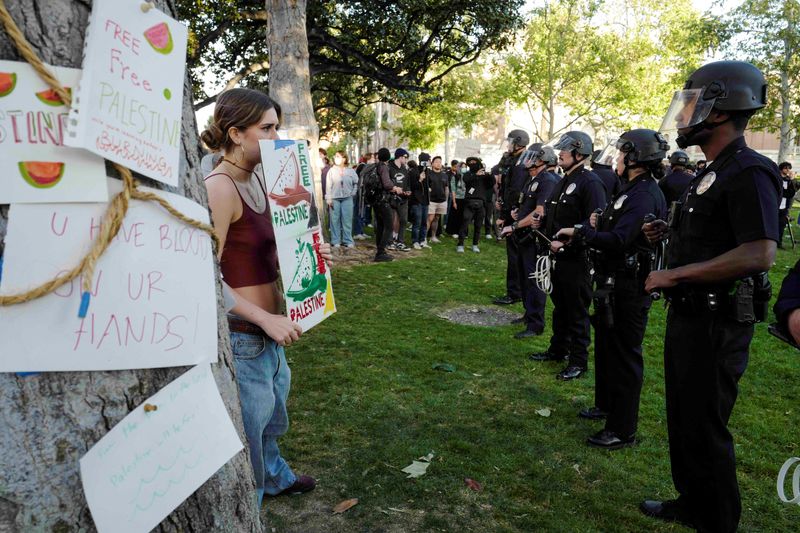 &copy; Reuters. شرطة لوس أنجليس تحيط بطلاب يعتصمون دعما للفلسطينيين في مخيم أقاموه داخل 
حديقة جامعة سوذرن كاليفورنيا في لوس أنجليس. التقطت الصورة يوم 24 أبر