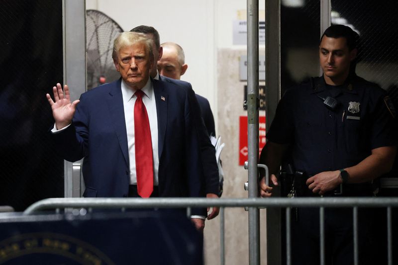 &copy; Reuters. L'ancien président américain Donald Trump revient d'une pause lors de son procès au tribunal pénal de Manhattan à New York, aux États-Unis. /Photo prise le jeudi 25 avril 2024/REUTERS/Spencer Platt