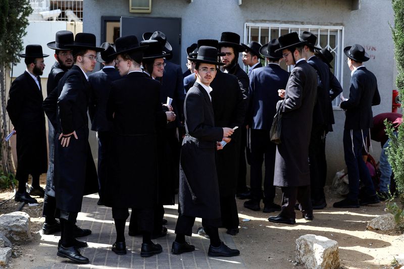 &copy; Reuters. يهود متشددون دينيا يصطفون أمام أحد المكاتب في قاعدة عسكرية إسرائيلية لتسجيل إعفائهم من الخدمة العسكرية الإلزامية في كيريات أونو يوم 28 مارس 