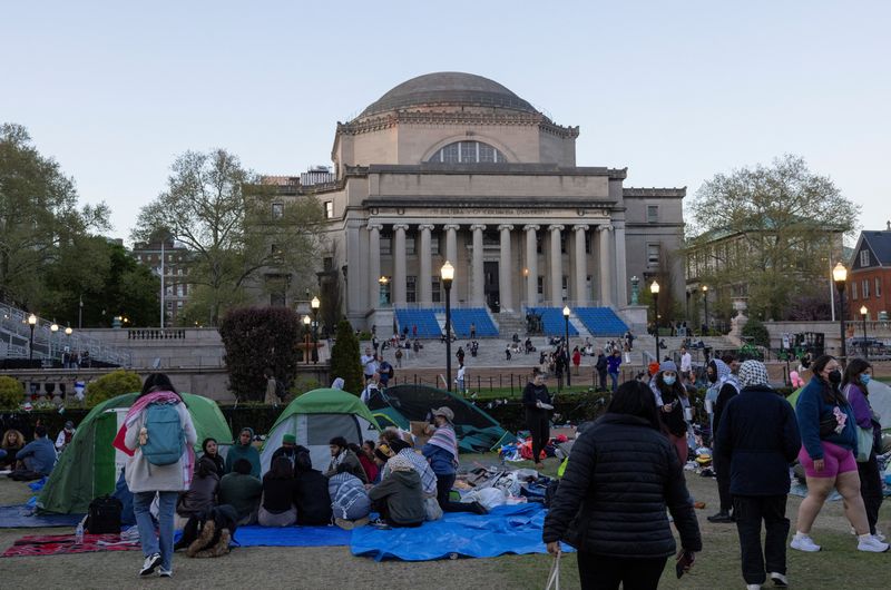 &copy; Reuters. Estudantes se preparam para passar mais uma noite mantendo um acampamento no campus da Universidade Columbia em protesto como apoio aos palestinos
24/04/2024
REUTERS/Caitlin Ochs