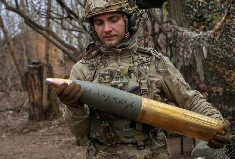 &copy; Reuters. FILE PHOTO: A serviceman of the 12th Special Forces Brigade Azov of the National Guard of Ukraine prepares a shell with an inscription 'for Kharkiv' for a howitzer at a position in a front line, amid Russia's attack on Ukraine, in Donetsk region, Ukraine 
