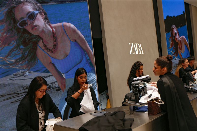 © Reuters. People shop during the opening of a Zara store after fashion giant Inditex resumed its operations in Venezuela under a franchise agreement, in Caracas, Venezuela April 25, 2024. REUTERS/Leonardo Fernandez Viloria
