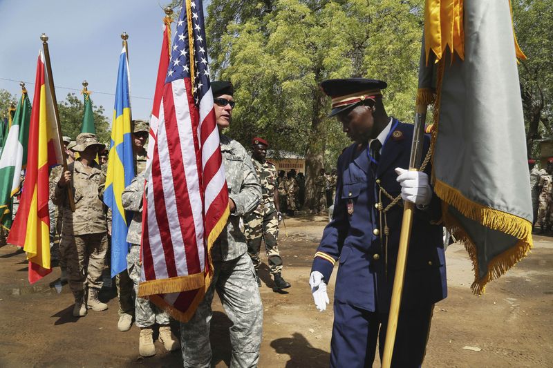 &copy; Reuters. Des soldats participent à la cérémonie d'ouverture de Flintlock 2015, un exercice militaire organisé par les États-Unis à Ndjamena. /Photo prise le 16 février 2015/REUTERS/Emmanuel Braun 