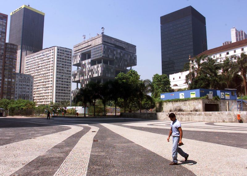 &copy; Reuters. Homem caminha próximo da sede da Petrobras
REUTERS