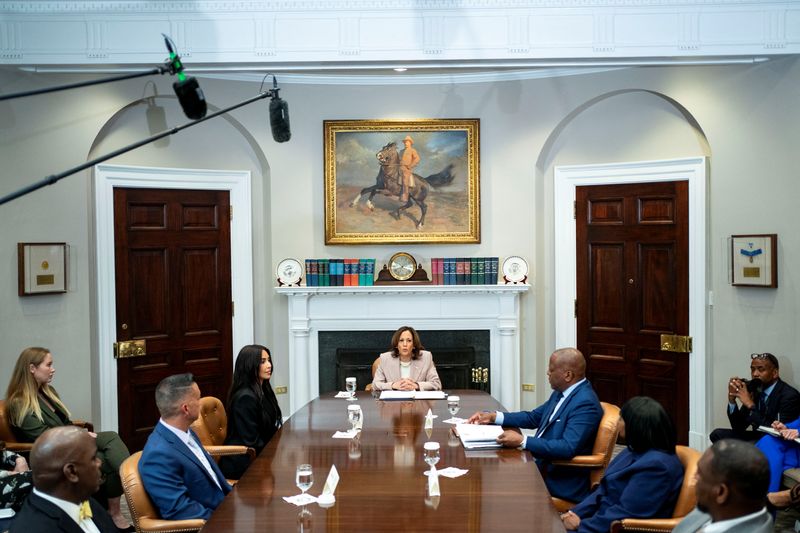 &copy; Reuters. La vicepresidenta estadounidense Kamala Harris habla durante una mesa redonda sobre justicia penal en la Sala Roosevelt de la Casa Blanca en Washington, EEUU, 25 de abril de 2024. REUTERS/Bonnie Cash