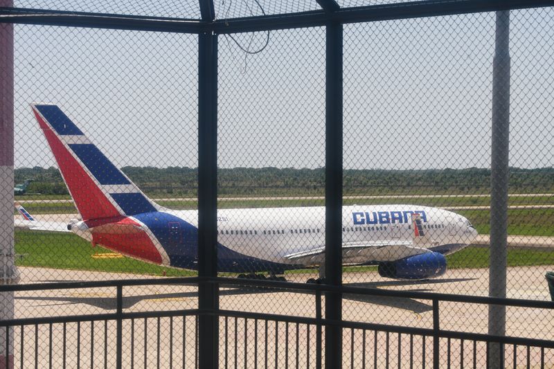 &copy; Reuters. Aeronave da companhia Cubana em aeroporto de Santa Cruz, na Bolívia
16/11/2019
REUTERS/Rodrigo Urzagasti