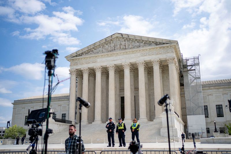 &copy; Reuters. Members of the media set up outside the U.S. Supreme Court as the justices hear arguments on former President Trump’s claim of presidential immunity over criminal charges over his efforts to overturn the 2020 presidential election results in Washington,