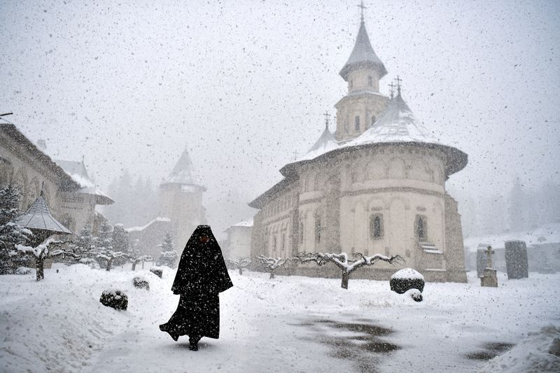 © Reuters. Romanian Orthodox monk, Father Mikhail, departs after the mass at the Church in Putna Monastery, Putna, Romania, March 8, 2022.  REUTERS/Clodagh Kilcoyne/File Photo