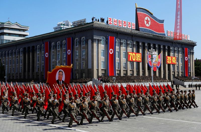 &copy; Reuters. Soldados marcham com o retrato do fundador norte-coreano Kim Il Sung em desfile militar para marcar aniversário da fundação do país em Pyongyang, Coreia do Norte
09/09/2018
REUTERS/Danish Siddiqui