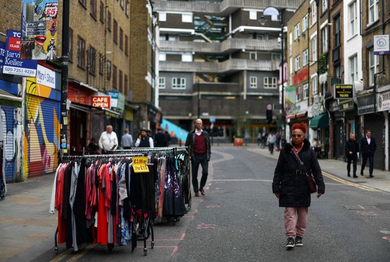 © Reuters. A woman walks past a clothes rail with items for sale in London, Britain, October 23, 2023. REUTERS/Hannah McKay/File Photo
