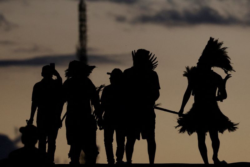 &copy; Reuters. Comunidades indígenas participan en una protesta por sus derechos sobre la tierra en Brasilia.  Abril 25, 2024. REUTERS/Adriano Machado