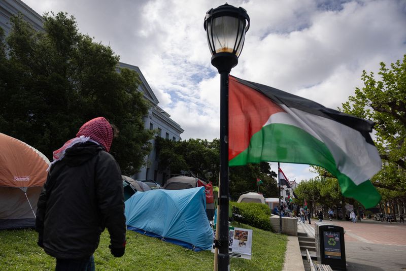 &copy; Reuters. Students attend a protest encampment in support of Palestinians at University of California, Berkeley during the ongoing conflict between Israel and the Palestinian Islamist group Hamas, in Berkeley, U.S., April 25, 2024. REUTERS/Carlos Barria