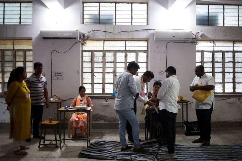 &copy; Reuters. Election officials work at a polling station during the second phase of the general elections, in Barmer, Rajasthan, India, April 26, 2024. REUTERS/Adnan Abidi