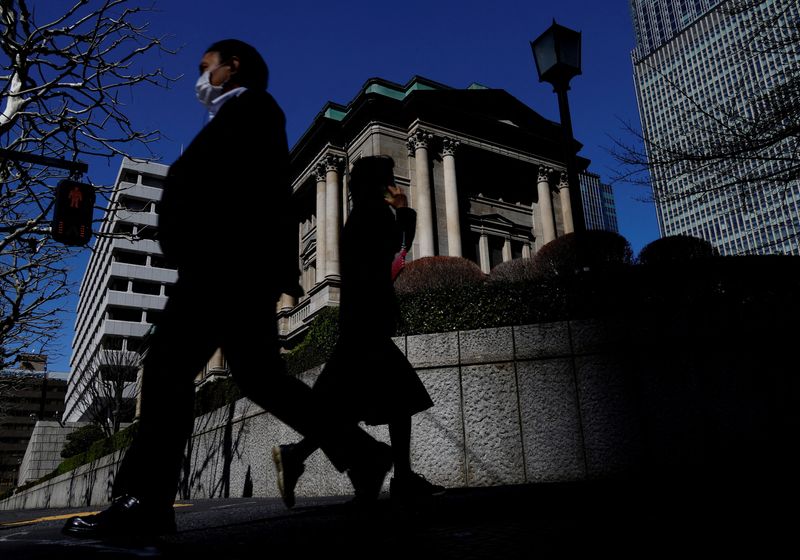 &copy; Reuters. 　日銀は２５―２６日に開いた金融政策決定会合で、政策金利である無担保コールレート翌日物の誘導目標を０―０．１％で据え置くことを全員一致で決めた。写真は日本銀行本店。３月撮