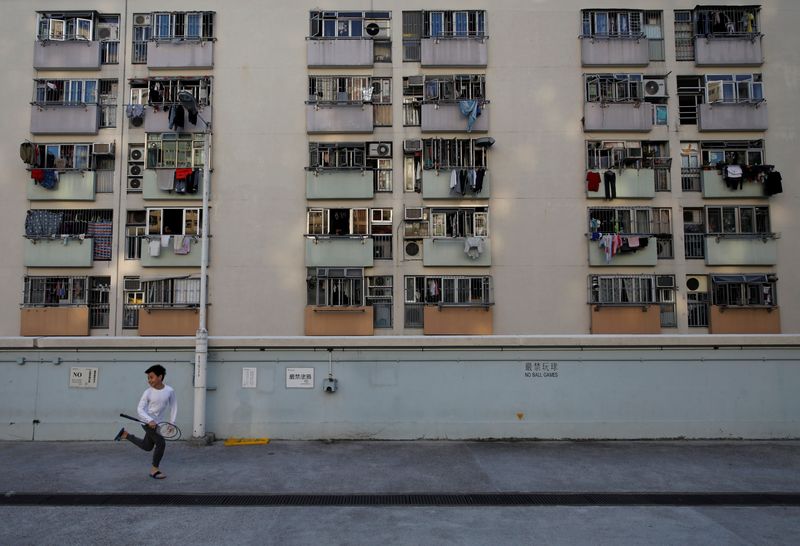 &copy; Reuters. FILE PHOTO: A boy runs past the residential apartments in Hong Kong, China, January 10, 2020. REUTERS/Navesh Chitrakar/File Photo