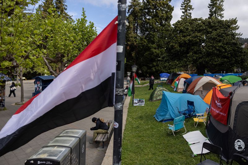 &copy; Reuters. طلاب يحضرون مخيما احتجاجيا لدعم الفلسطينيين في جامعة كاليفورنيا، بيركلي خلال الصراع المستمر بين إسرائيل وحركة حماس الإسلامية الفلسطينية ف