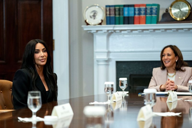 &copy; Reuters. نائبة الرئيس الأمريكي كاملا هاريس ونجمة تلفزيون الواقع كيم كارداشيان في البيت الأبيض في لقاء لمناقشة إصلاح العدالة الجنائية في واشنطن يوم 2