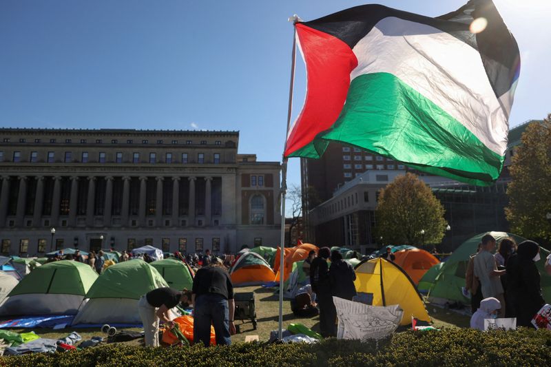 &copy; Reuters. 　４月２６日　米コロンビア大学で先週行われたイスラエルとイスラム組織ハマスの戦闘を巡る親パレスチナ派の抗議活動を受けて大学側がデモ参加者による構内のテント設営を阻止するた
