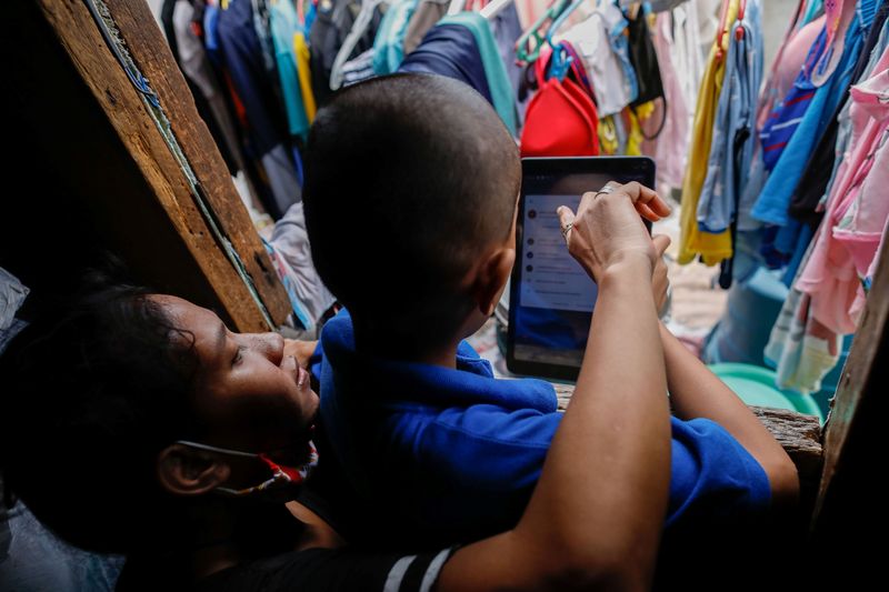 &copy; Reuters. 　４月に記録的な熱波が観測されたフィリピンでは、子どもたちが自宅でオンライン授業を受けることを余儀なくされている。写真は自宅からオンライン授業に参加する生徒。２０２０年１