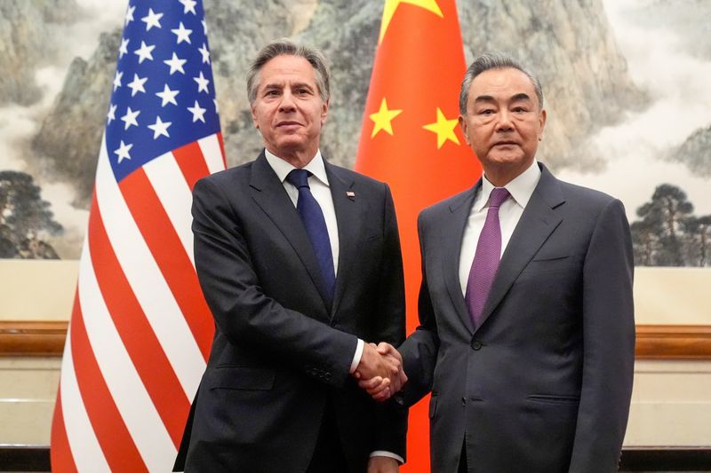 &copy; Reuters. El secretario de Estado estadounidense, Antony Blinken (izquierda), se reúne con el ministro de Asuntos Exteriores chino, Wang Yi, en la Casa de Huéspedes del Estado Diaoyutai, en Pekín, China. 26 de abril de 2024. Mark Schiefelbein/Pool vía REUTERS
