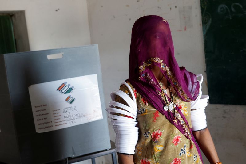 &copy; Reuters. Una mujer sale tras depositar su voto en un colegio electoral durante la segunda fase de las elecciones generales, en Barmer, Rajastán, India. 26 de abril de 2024. REUTERS/Adnan Abidi