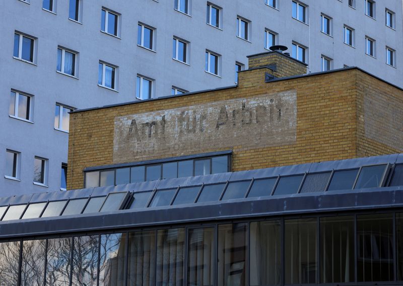 &copy; Reuters. FOTO DE ARCHIVO. La Oficina de Empleo «Amt fuer Arbeit» diseñada por el arquitecto de la Bauhaus Walter Gropius, uno de los sitios del patrimonio mundial de la UNESCO de la ciudad alemana oriental de Dessau, Alemania. 5 de marzo de 2022. REUTERS/Wolfga