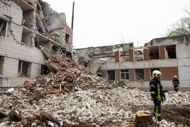 &copy; Reuters. عمال الإنقاذ داخل موقع مبنى تعرض للدمار جراء هجوم روسي بالصورايخ على مدينة تشيرنيهيف بأوكرانيا في يوم 17 أبريل نيسان 2024 وسط الحرب الدائرة بي