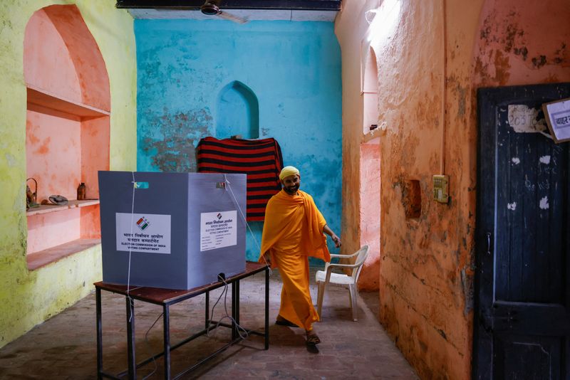 &copy; Reuters. رجل لدى خروجه من لجنة للاقتراع خلال المرحلة الثانية من الانتخابات في الهند يوم 26 أبريل نيسان 2024. تصوير: أنووسري فادنافيس - رويترز