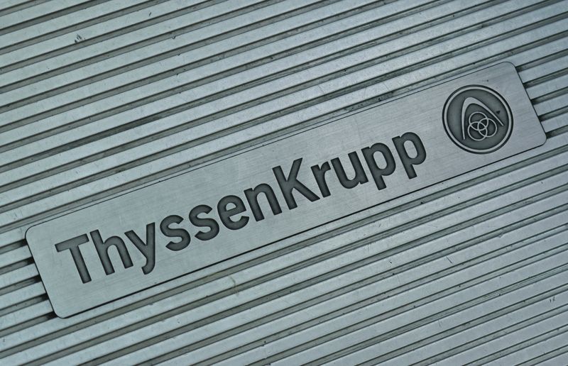 &copy; Reuters. Il logo di ThyssenKrupp in una scala mobile a Doha, Qatar, 7 dicembre 2022.  Foto REUTERS/Wolfgang Rattay