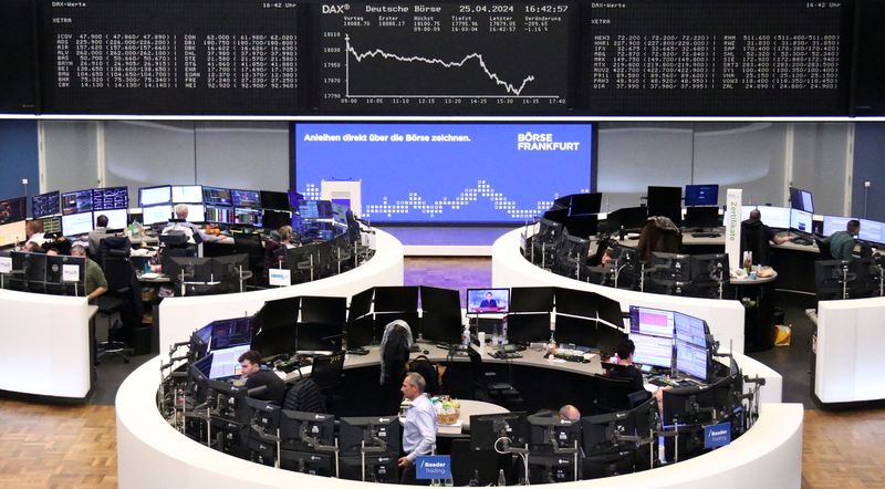 &copy; Reuters. لوحة إلكترونية تعرض حركة تداول الأسهم على مؤشر داكس الألماني ببورصة فرانكفورت في يوم 25 أبريل نيسان 2024 . تصوير: رويترز 