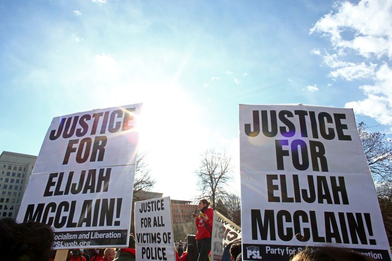 &copy; Reuters. FILE PHOTO: Protesters gather for a rally to call for justice for Elijah McClain after Governor Jared Polis amended his executive order regarding the investigation of McClain's death, which has raised concerns that charges against the police officers invo