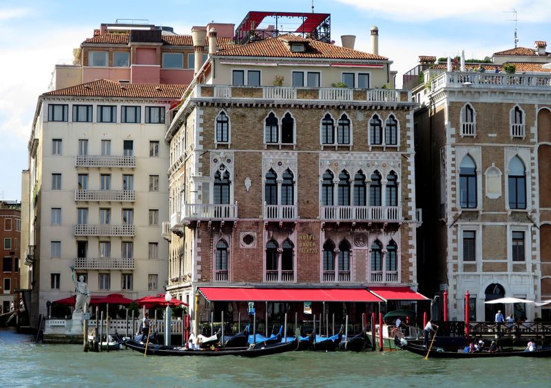 &copy; Reuters. FILE PHOTO: The Bauer luxury hotel at the Grand Canal is pictured in Venice, Italy, June 18, 2016.   REUTERS/Fabrizio Bensch/File Photo