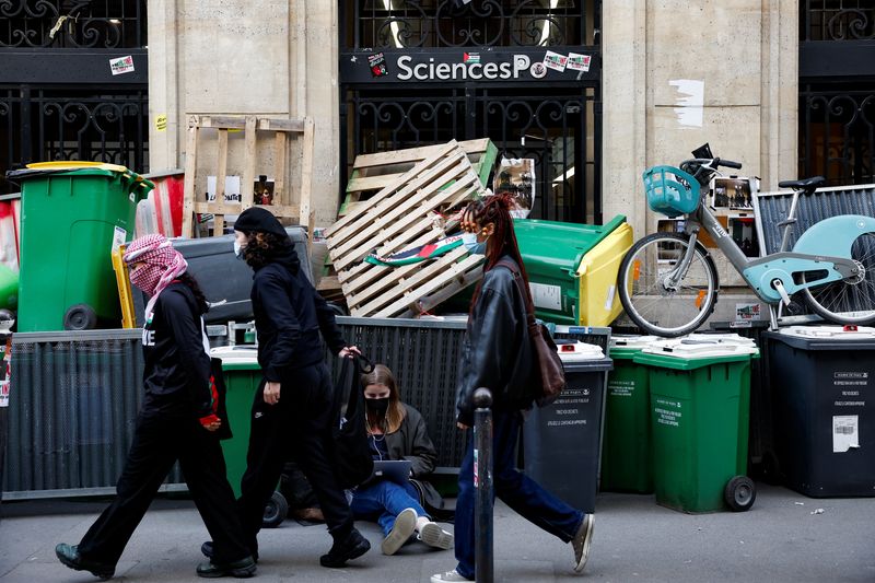 &copy; Reuters. A masked youth takes part in the occupation of a building of the Sciences Po University and blocks the entry in support of Palestinians in Gaza, during the ongoing conflict between Israel and the Palestinian Islamist group Hamas, in Paris, France, France,