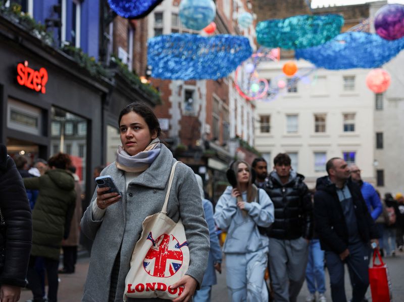 &copy; Reuters. Shoppers walk along Carnaby Street during the Boxing Day sales, in London, Britain, December 29, 2023. REUTERS/Isabel Infantes/ File photo