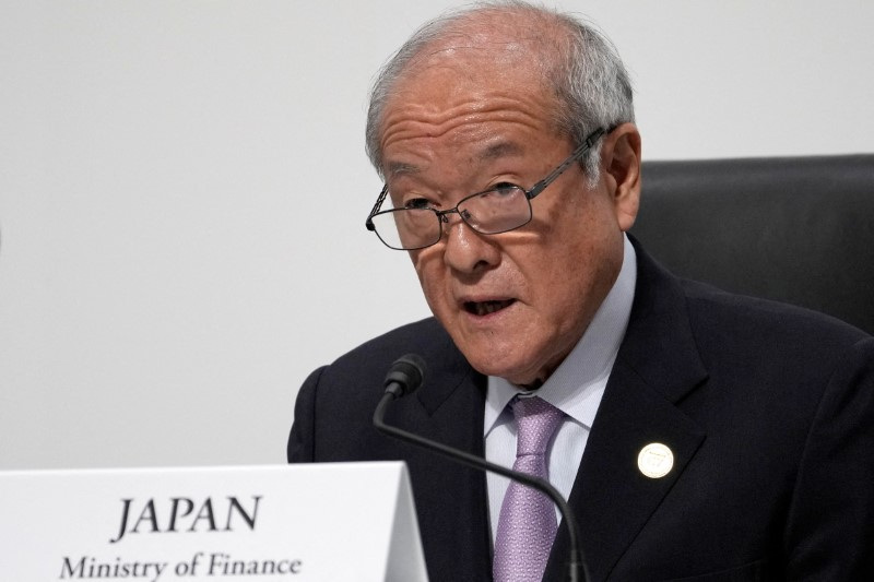 &copy; Reuters. Ministro das Finanças do Japão, Shunichi Suzuki
13/01/2023.  Shuji Kajiyama/Pool via REUTERS/File Photo