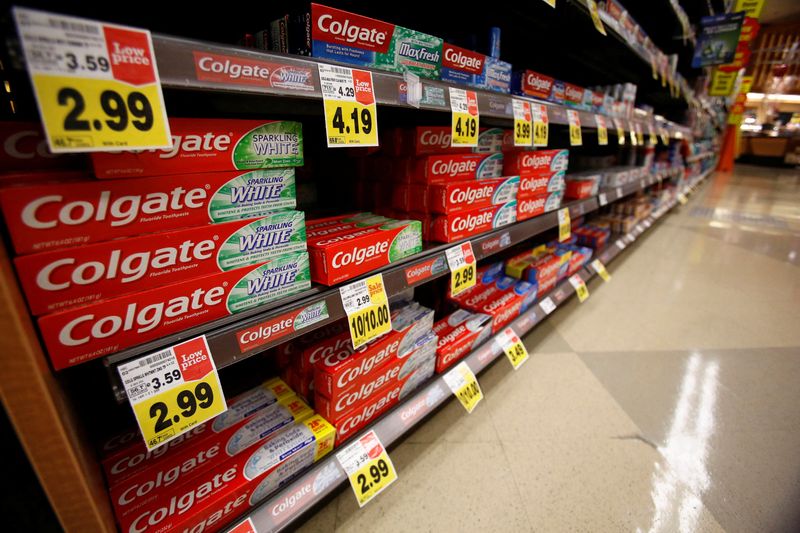 &copy; Reuters. FILE PHOTO: Colgate toothpaste is pictured on sale at a grocery store in Pasadena, California January 30, 2014. REUTERS/Mario Anzuoni/File Photo