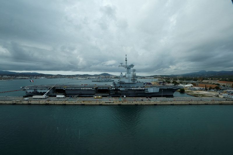 &copy; Reuters. FILE PHOTO: A general view of Charles De Gaulle, the French aircraft carrier docked in the French Navy base of Toulon, France, November 9, 2022. REUTERS/Eric Gaillard/Pool/File Photo