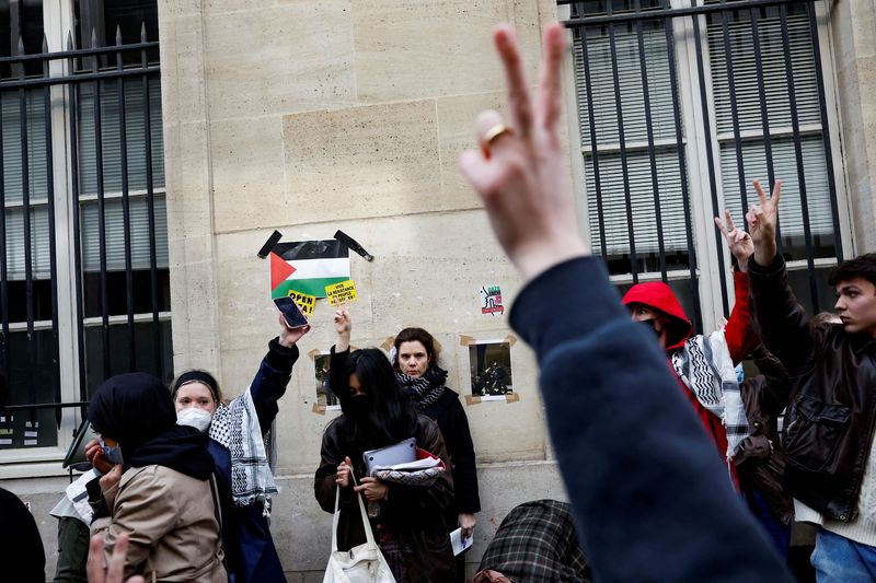 &copy; Reuters. شبان خلال احتجاج أمام مداخل جامعة سيانس بو على الحرب في غزة في باريس يوم 25 أبريل نيسان 2024. تصوير: بنوا تيسييه - رويترز