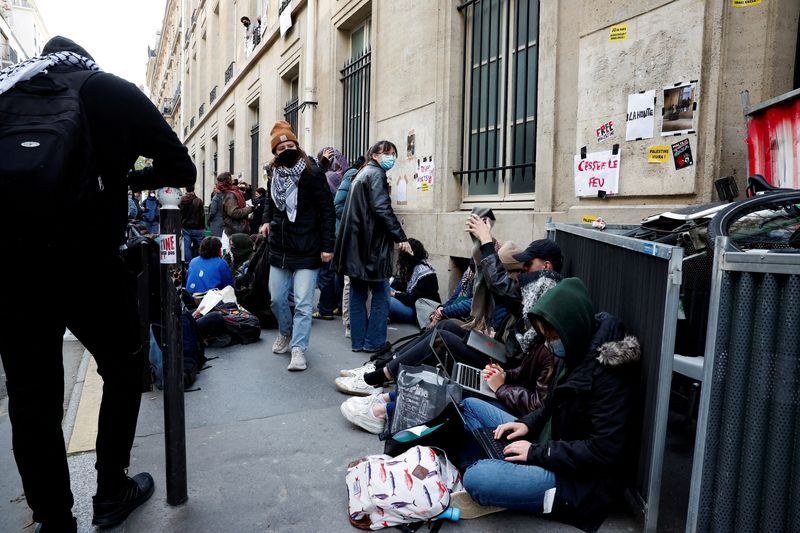 &copy; Reuters. Jóvenes enmascarados participan en la ocupación de un edificio de la Universidad Sciences Po y bloquean la entrada en apoyo a los palestinos de Gaza, en París, Francia. 26 de abril de 2024. REUTERS/Benoit Tessier