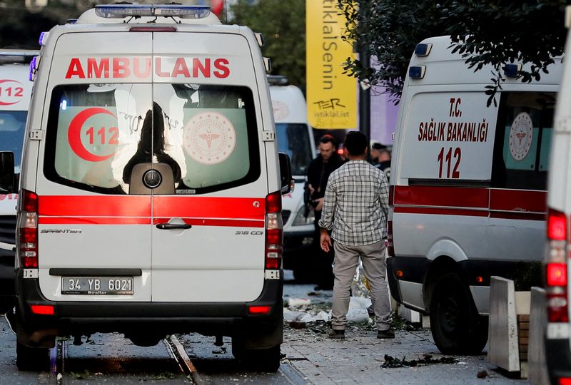 &copy; Reuters. Vue des ambulances et de la police sur les lieux après une explosion dans la rue piétonne Istiklal à Istanbul, Turquie. /Photo prise le 13 novembre 2022/REUTERS/Kemal Aslan