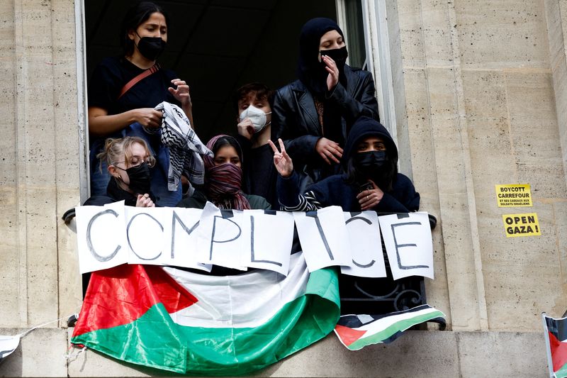 &copy; Reuters. Studenti partecipano all'occupazione di un edificio dell'Università Sciences Po a sostegno dei palestinesi di Gaza, a Parigi, Francia, 26 aprile 2024. REUTERS/Benoit Tessier