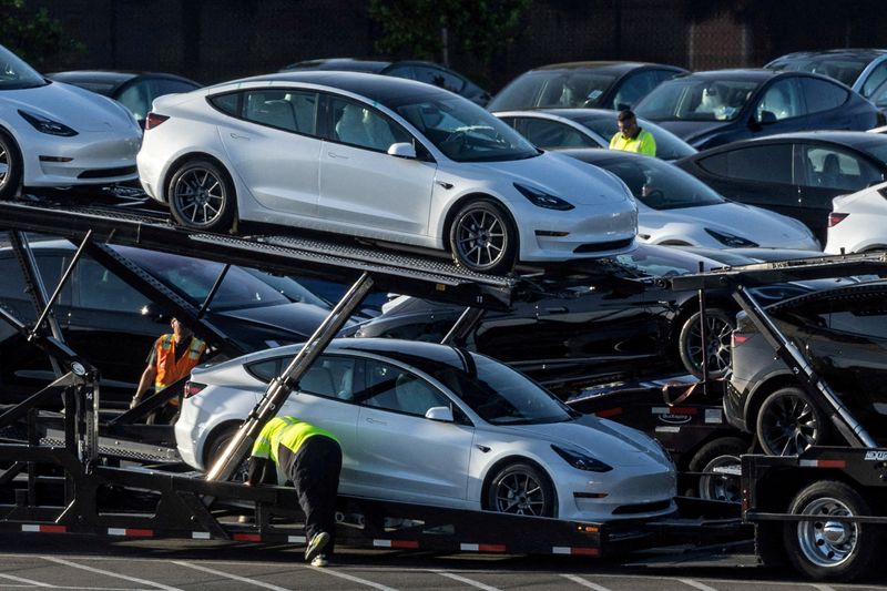 &copy; Reuters. Des véhicules Tesla Model 3 sont en vente dans une usine Tesla à Fremont, en Californie, aux États-Unis. /Photo prise le 23 mai 2023/REUTERS/Carlos Barria