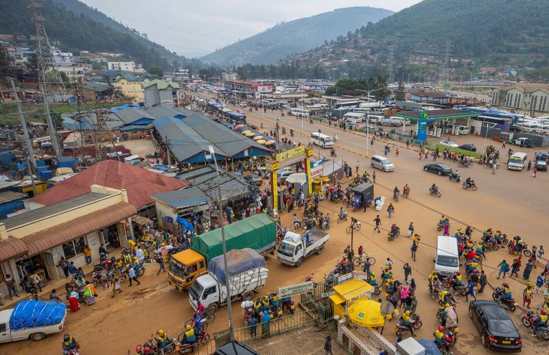© Reuters. Motorists move along a street in the outskirts Kigali, Rwanda, April 26, 2024. REUTERS/Jean Bizimana