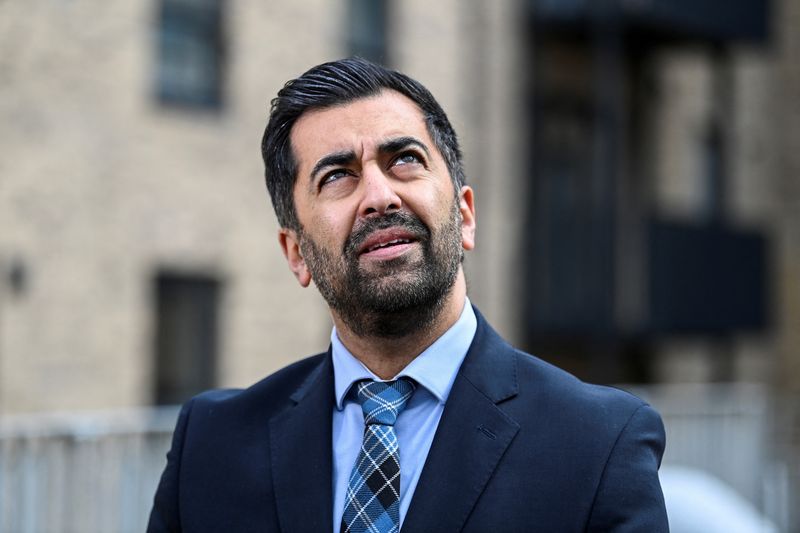 © Reuters. Scotland's First Minister Humza Yousaf visits Hillcrest Homes housing development in Dundee, Scotland, Britain, April 26, 2024. REUTERS/Lesley Martin