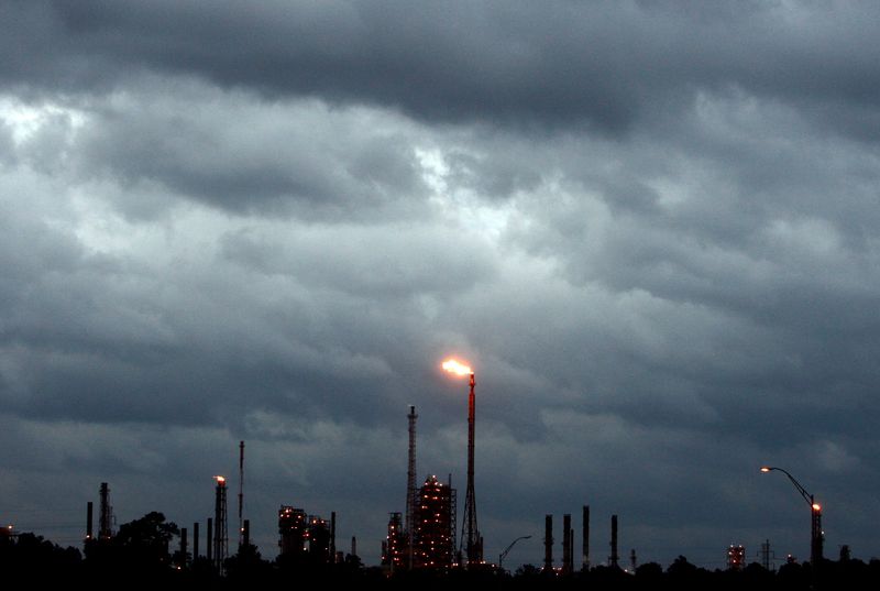 &copy; Reuters. Des nuages sombres sont visibles au-dessus d'une raffinerie alors que l'ouragan Ike s'approche du Golfe du Mexique près de Houston, Texas. /Photo d'archives/REUTERS/Carlos Barria