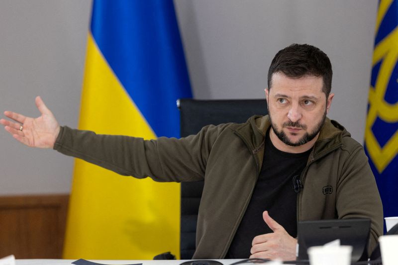 © Reuters. Presidente da Ucrânia, Volodymyr Zelenskiy, durante conversa com jornalistas, em Kiev
04/04/2022
Serviço de Imprensa da Presidência da Ucrânia/Handout via REUTERS