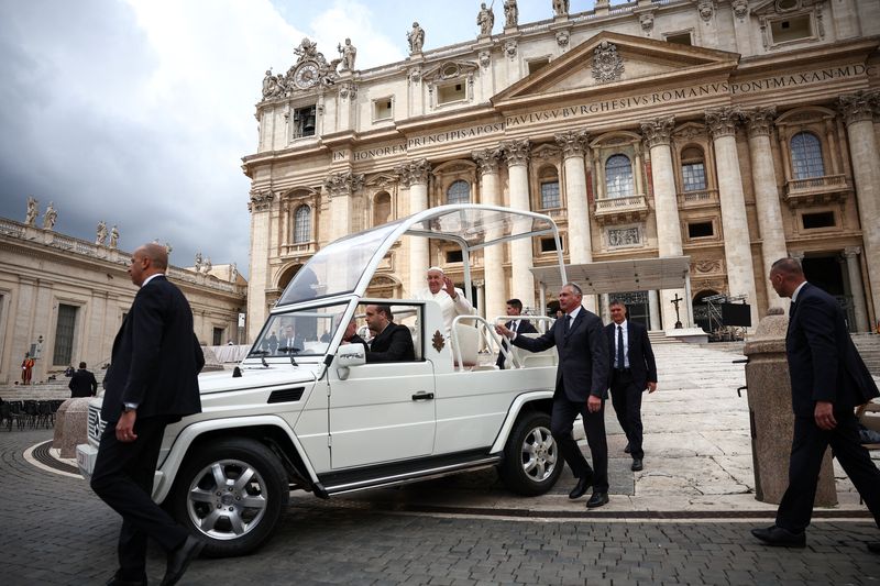 &copy; Reuters. FILE PHOTO: Pope Francis gestures from the Pope mobile, as he attends the weekly general audience, in St. Peter's Square at the Vatican, April 24, 2024. REUTERS/Guglielmo Mangiapane/File Photo