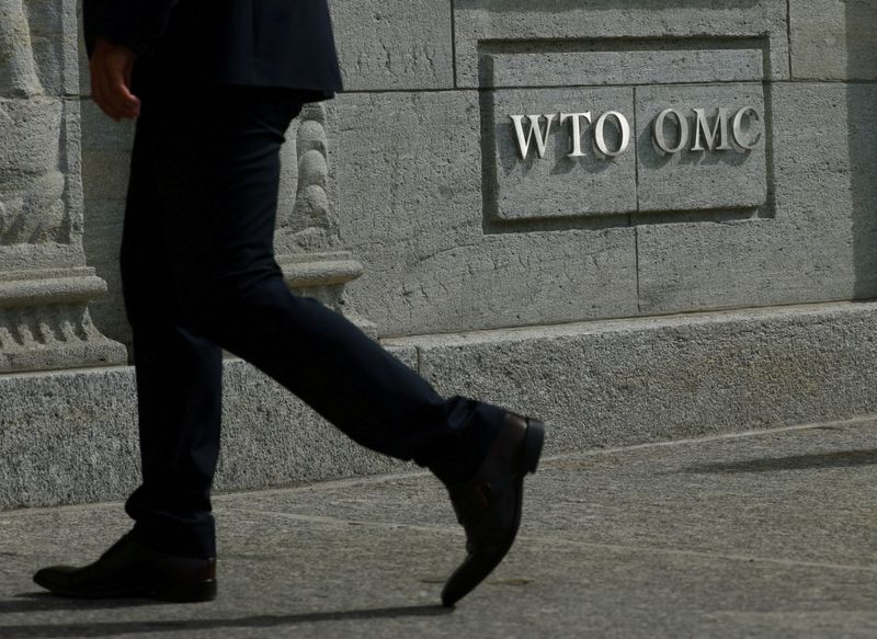 &copy; Reuters. Pessoa passa em frente a logotipo da Organização Mundial do Comércio (OMC) postado na fachada da sede da entidade, em Genebra, Suíça
28/09/2021
REUTERS/Denis Balibouse